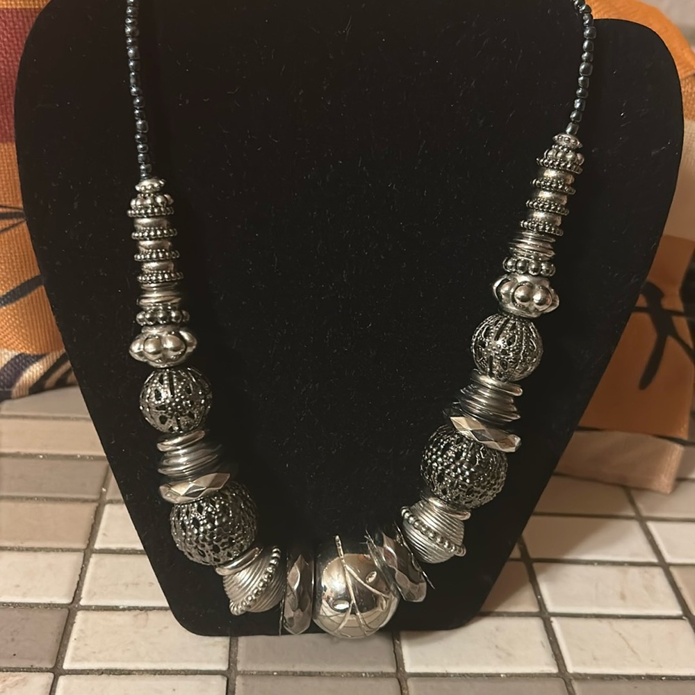EUC Bold Elements Silvertone Large Graduated Chunky Beads Statement Necklace 17”